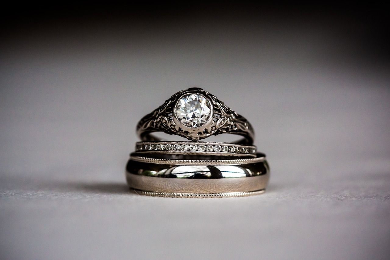 Pierścionek zaręczynowy – co spodoba się ukochanej?