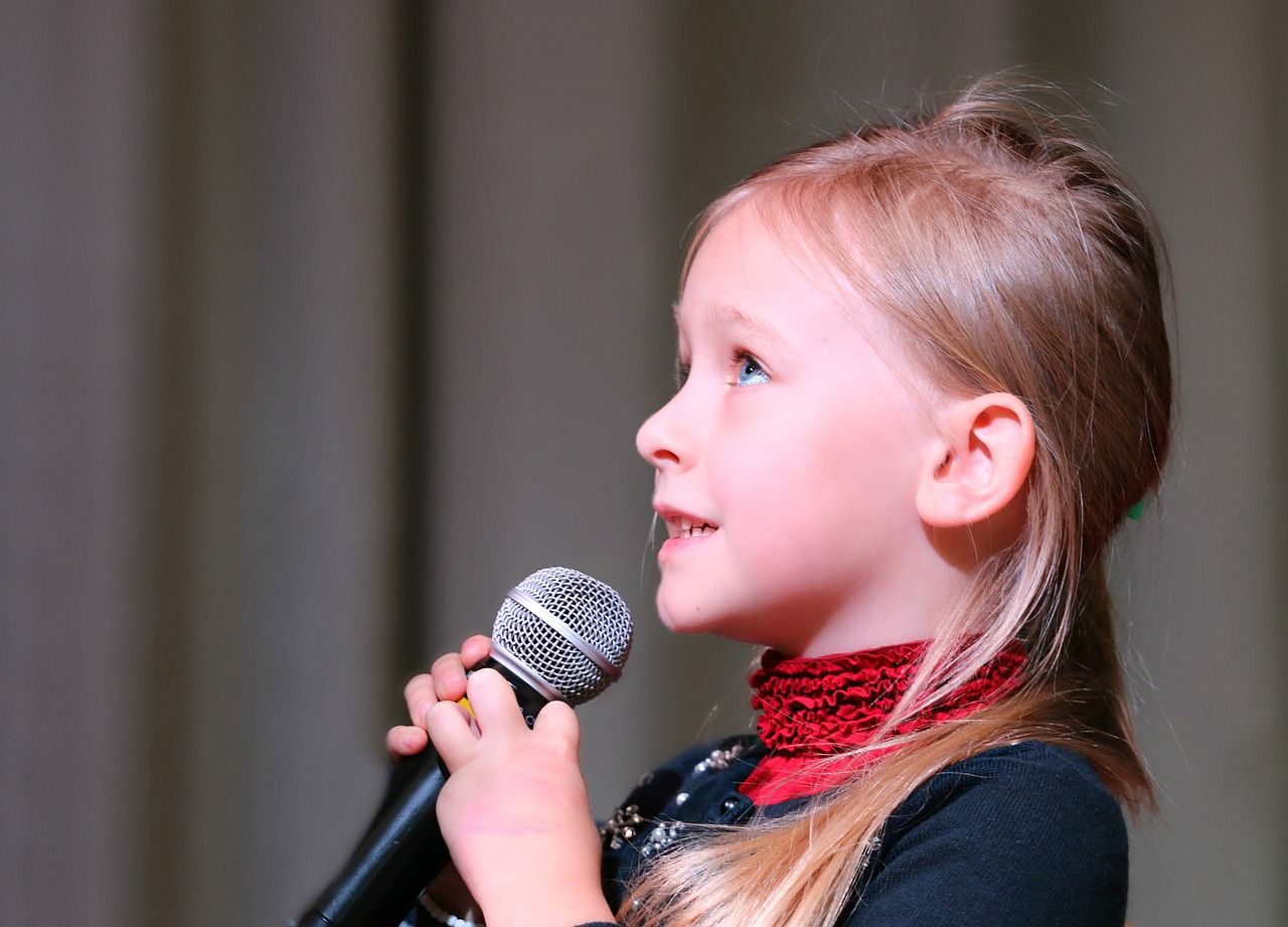Jakiego typu zajęcia mogą pomóc ćwiczyć głos i śpiew u dzieci?